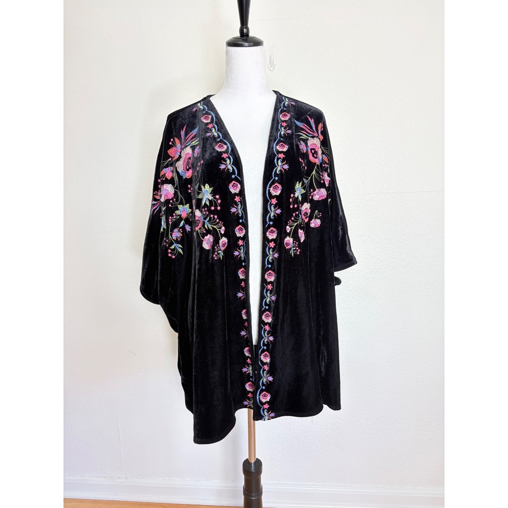 Umgee Black Floral Embroidered Oversize Shawl Poncho Cardigan Size Medium/Large